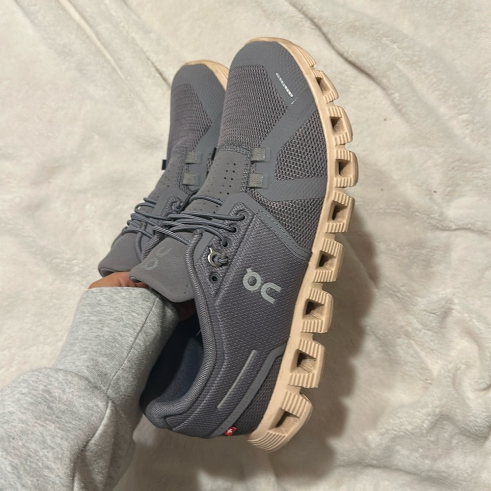 On clouds size 7.5 with extra shoe laces
